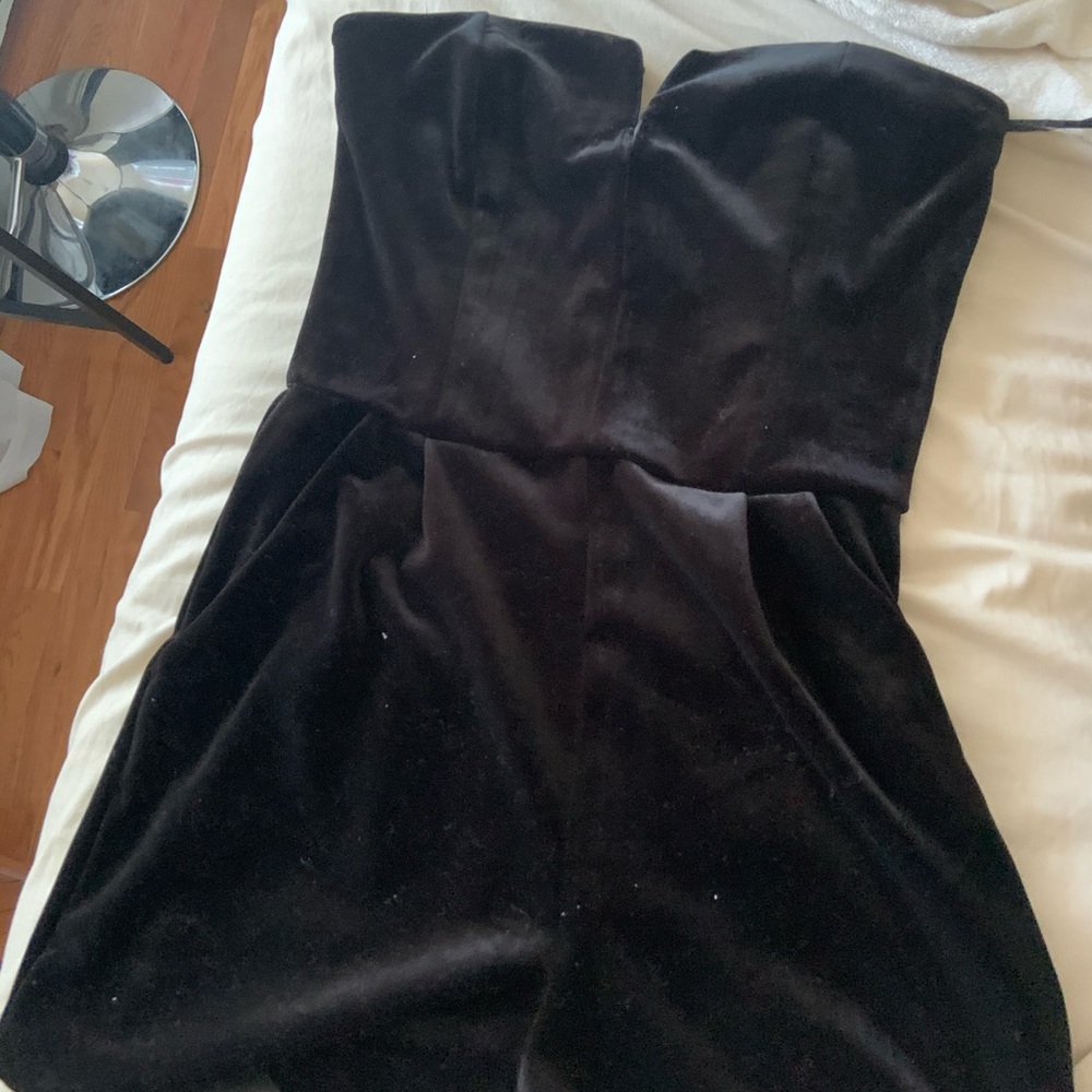 DYNAMITE STRAPLESS BLACK VELVET ROMPER